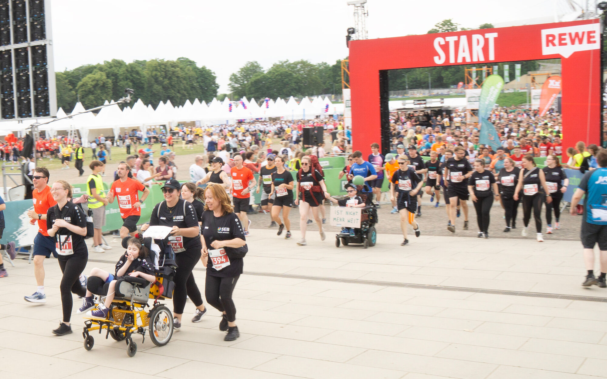 Einige Menschan aus dem SEB-Team mit Kindern in Rollst&uuml;hlen beim Start der Startwelle des Laufes