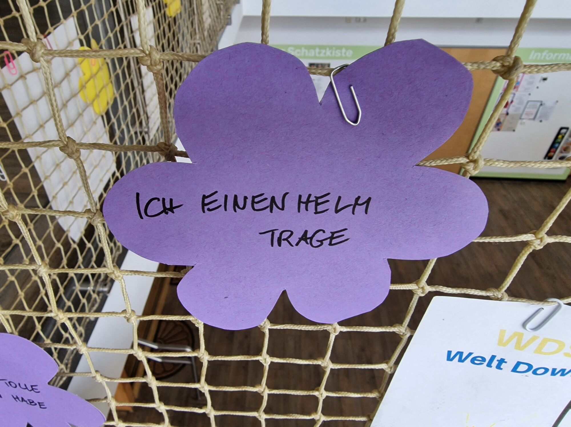 © SEB Leipzig Gebastelte Blume mit der Aufschrift: "Ich einen Helm trage"