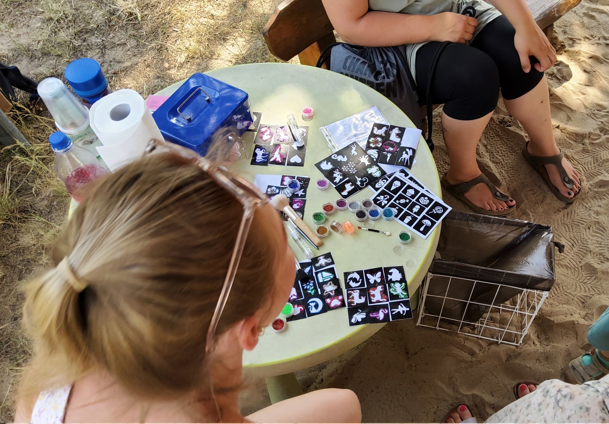 © SEB Leipzig Zwei Frauen sitzen an einem Tisch mit Glitzertattoos
