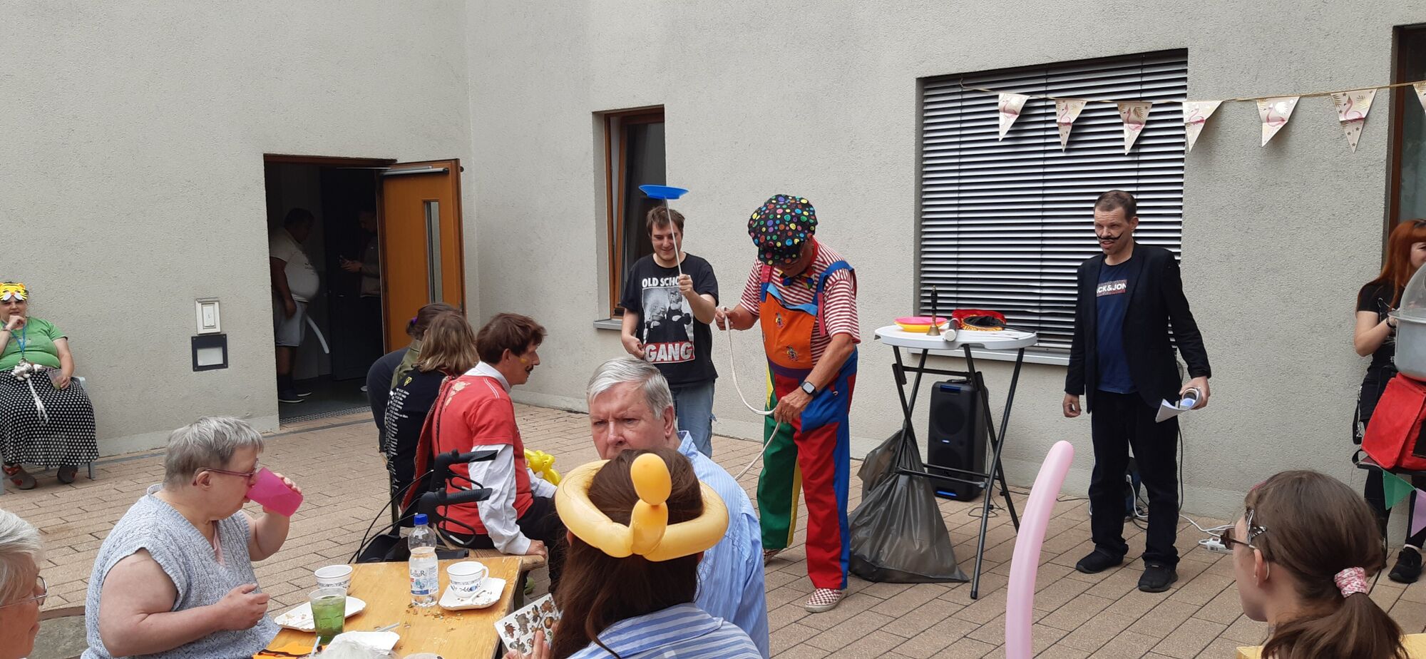 © SEB Leipzig Viele Menschen schauen einem Zauberer zu