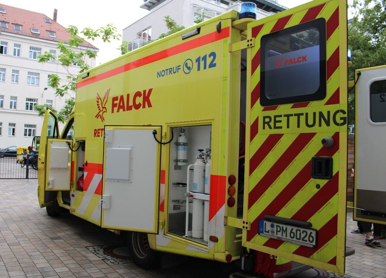 Ein rettungswagen den Kinder ansehen k&ouml;nnen