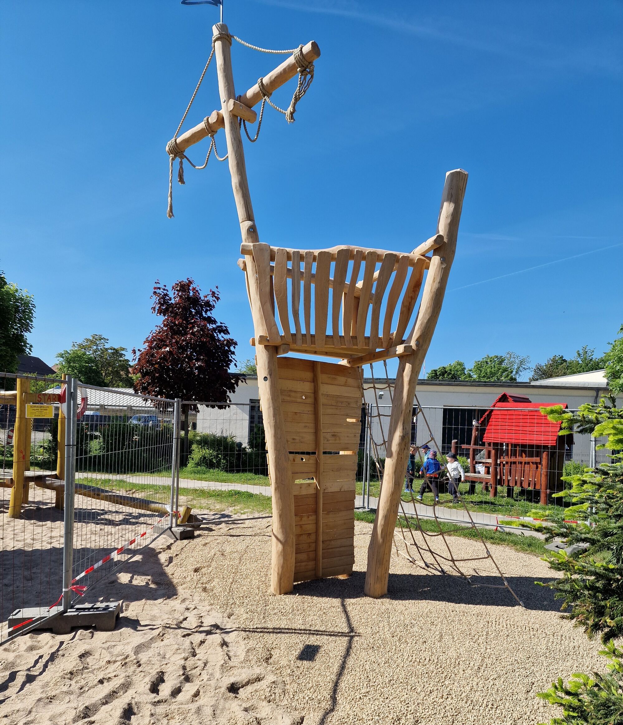 ein großer Kletterturm aus Holz