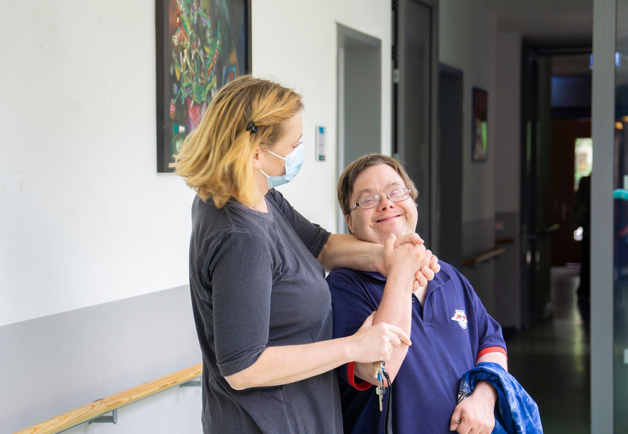 Eine Frau und ein Mann lächeln sich an und halten geben sich die Hand