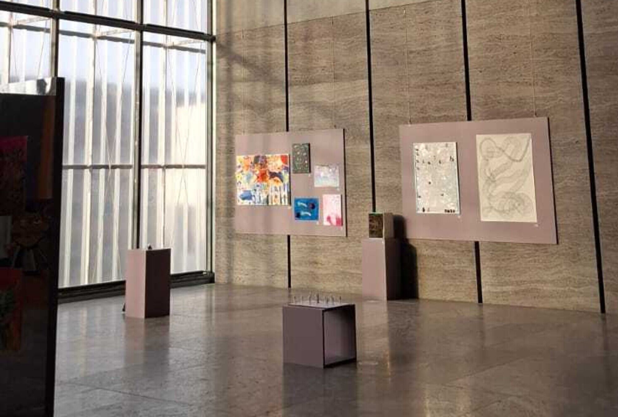 eine riesige Wand in einer gro&szlig;en Halle des Museums mit dem bunten Bild der Kinder