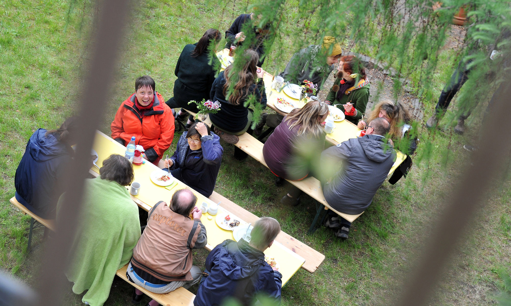© SEB Leipzig Viele Menschen sitzen im Garten und feiern ein Fest