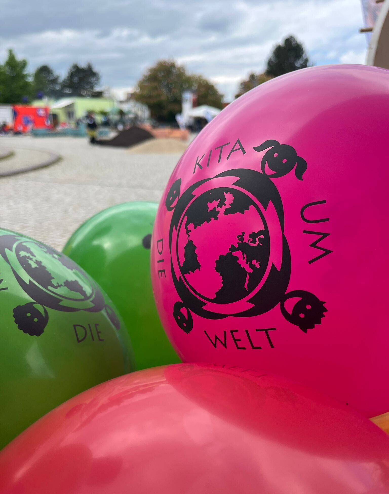 bunte Luftabllons mit dem Kita-Logo