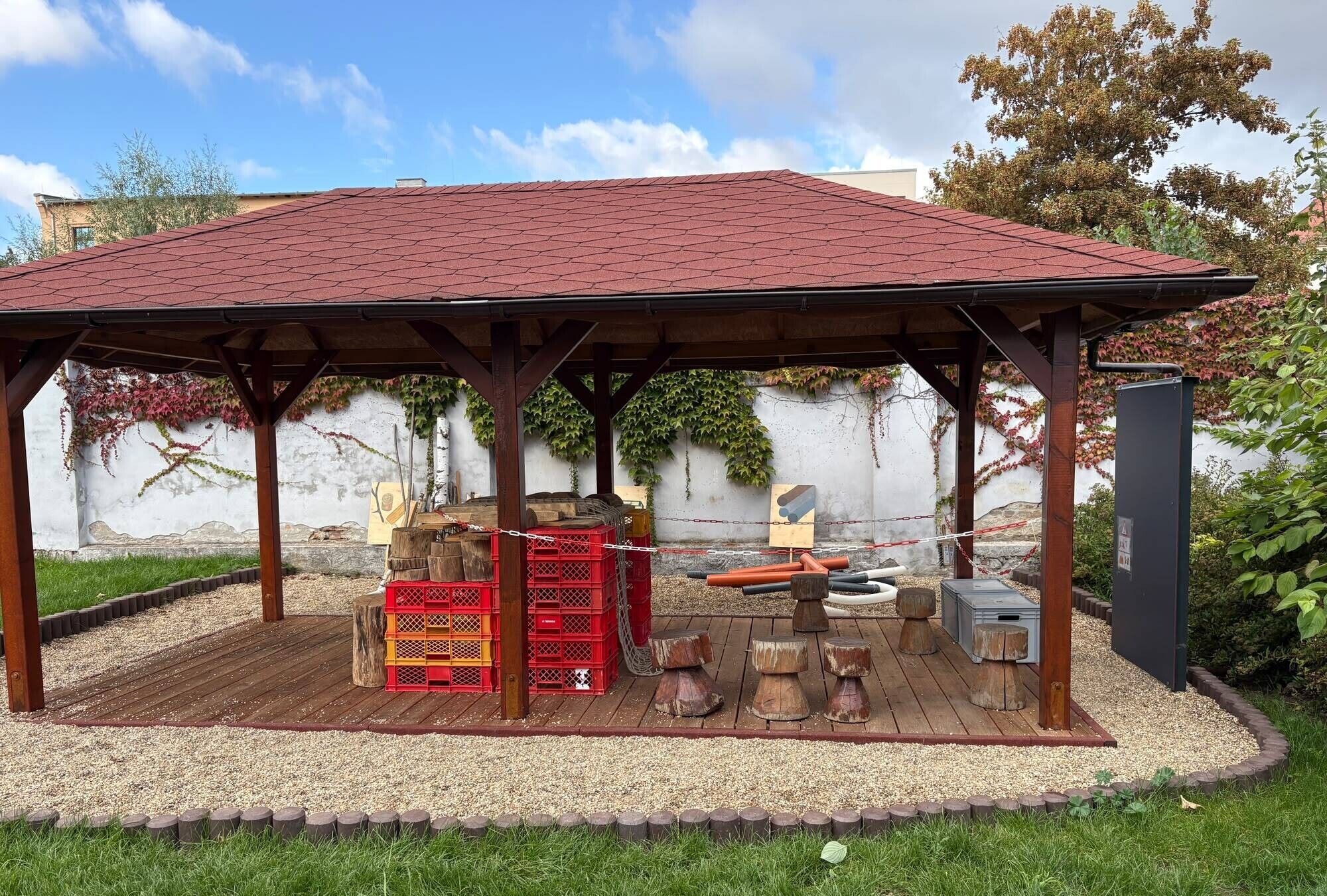 ein &uuml;berdachter Pavillon aus Hoz mit vielen Materialien
