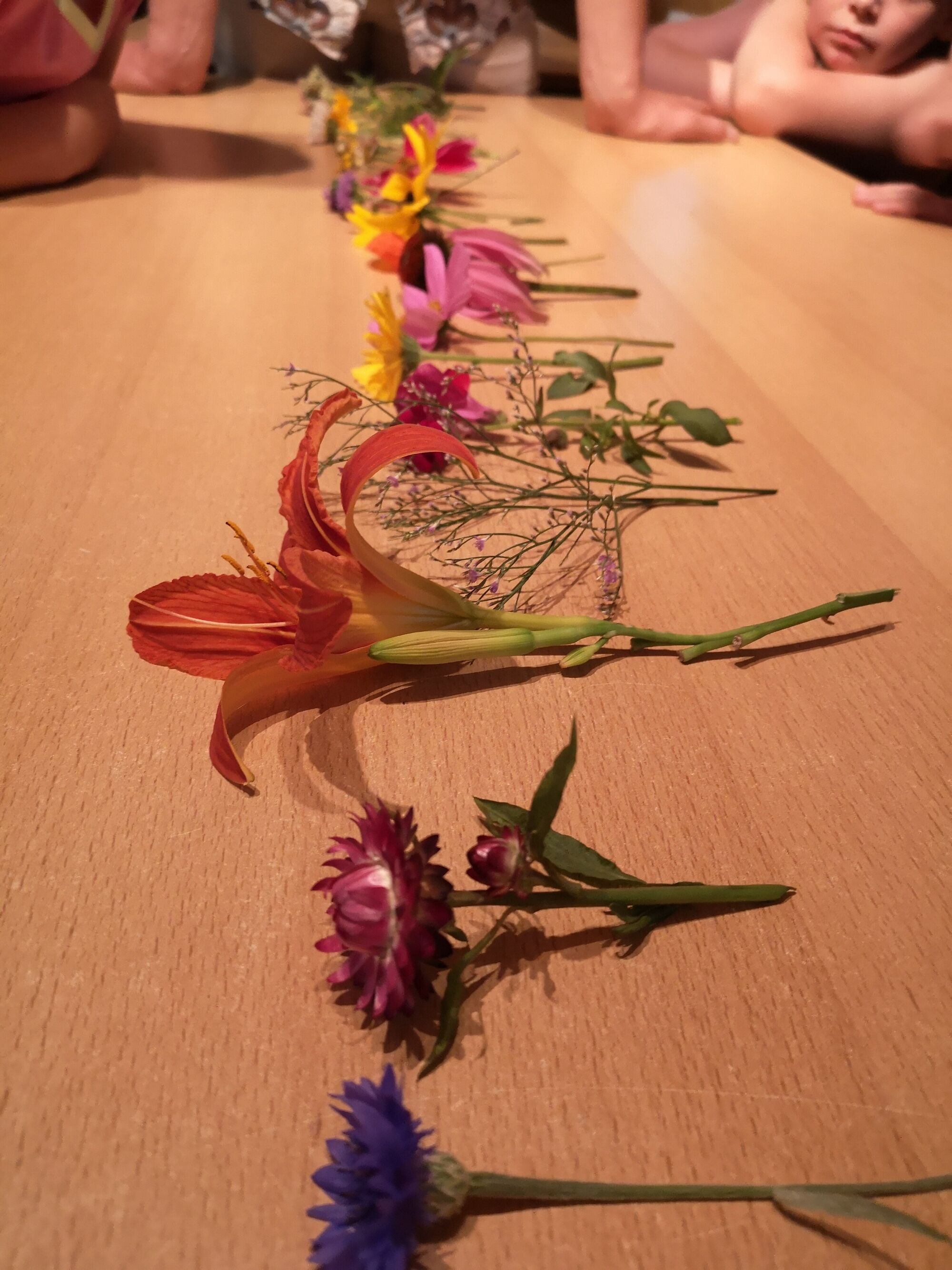Bunten Blumen liegen auf einem Tisch