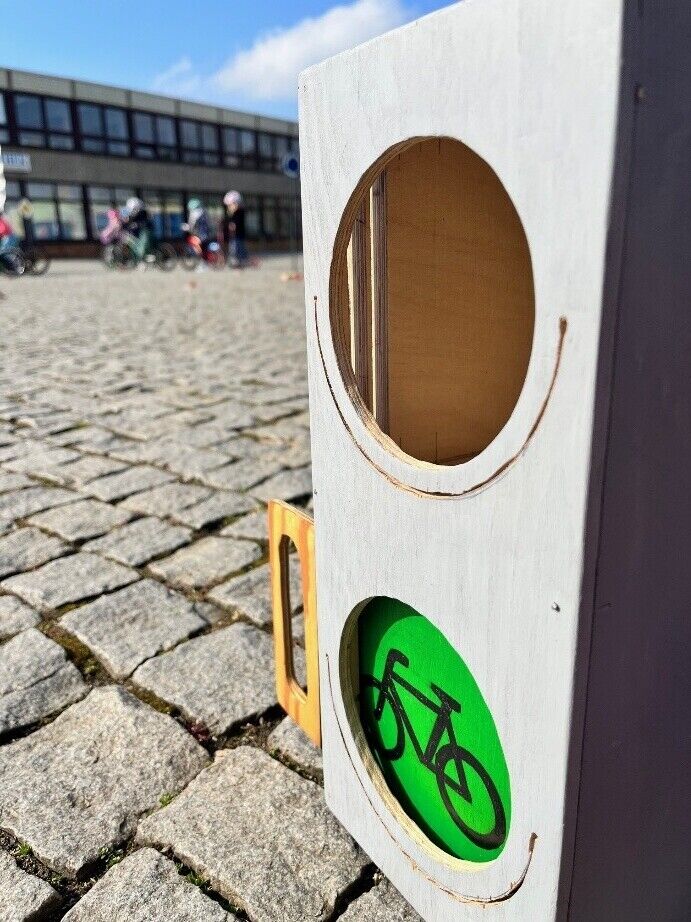 © SEB Leipzig Eine Modellampel steh auf einem gepflasterten Platz