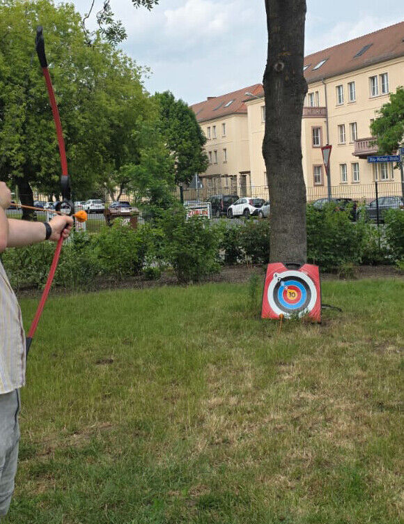 Ein Mann beim Bogenschie&szlig;en
