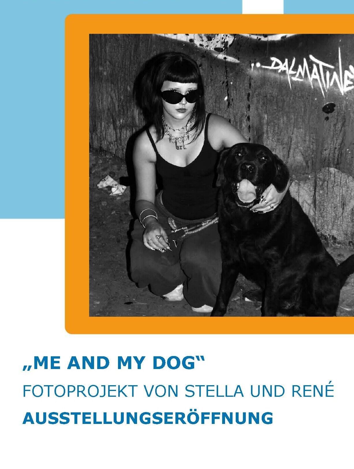 Ein schwarz-weiss Foto einer jungen Frau mit einem Hund