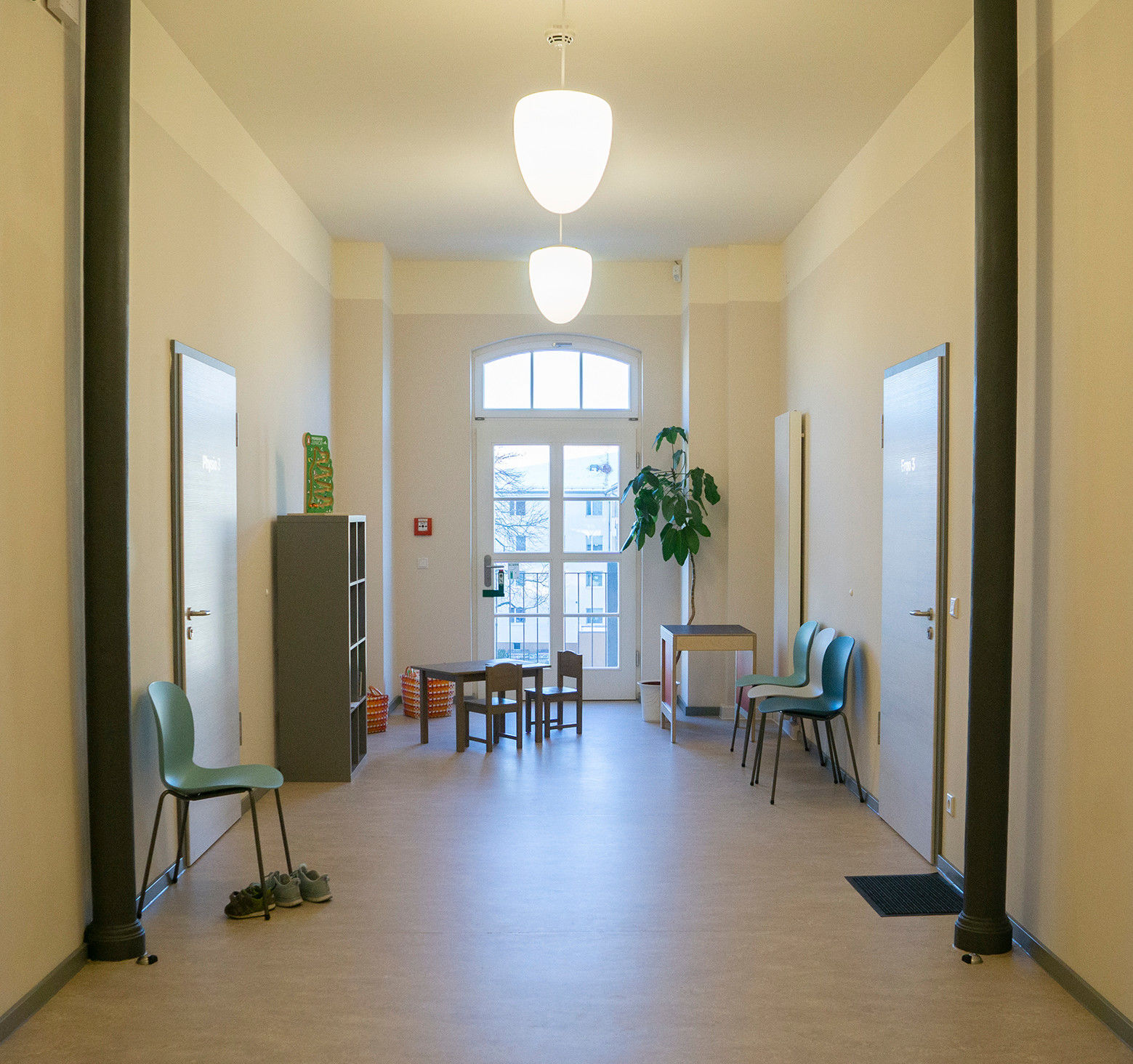 ein Wartebereich mit Stühlen und Spielen für Kinder