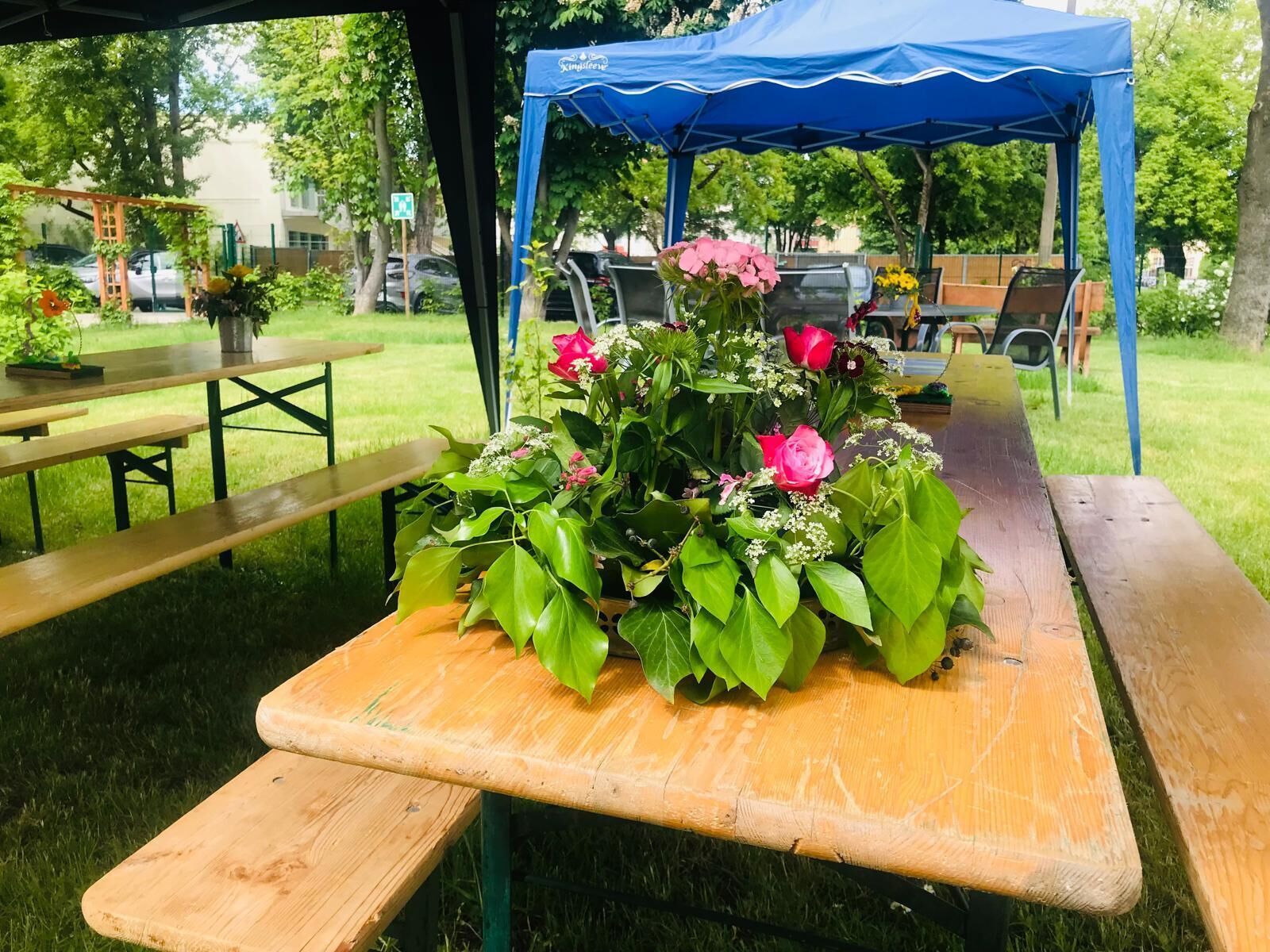 ein gro&szlig;er Blumenstrau&szlig; liegt auf einem Tisch