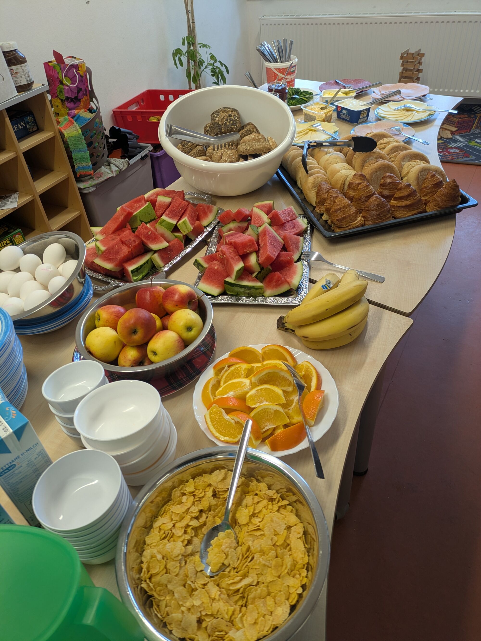 Br&ouml;tchen, Obst, Gem&uuml;se, Aufstriche, K&auml;se und Wurst h&uuml;bsch angerichtet auf einem Tisch