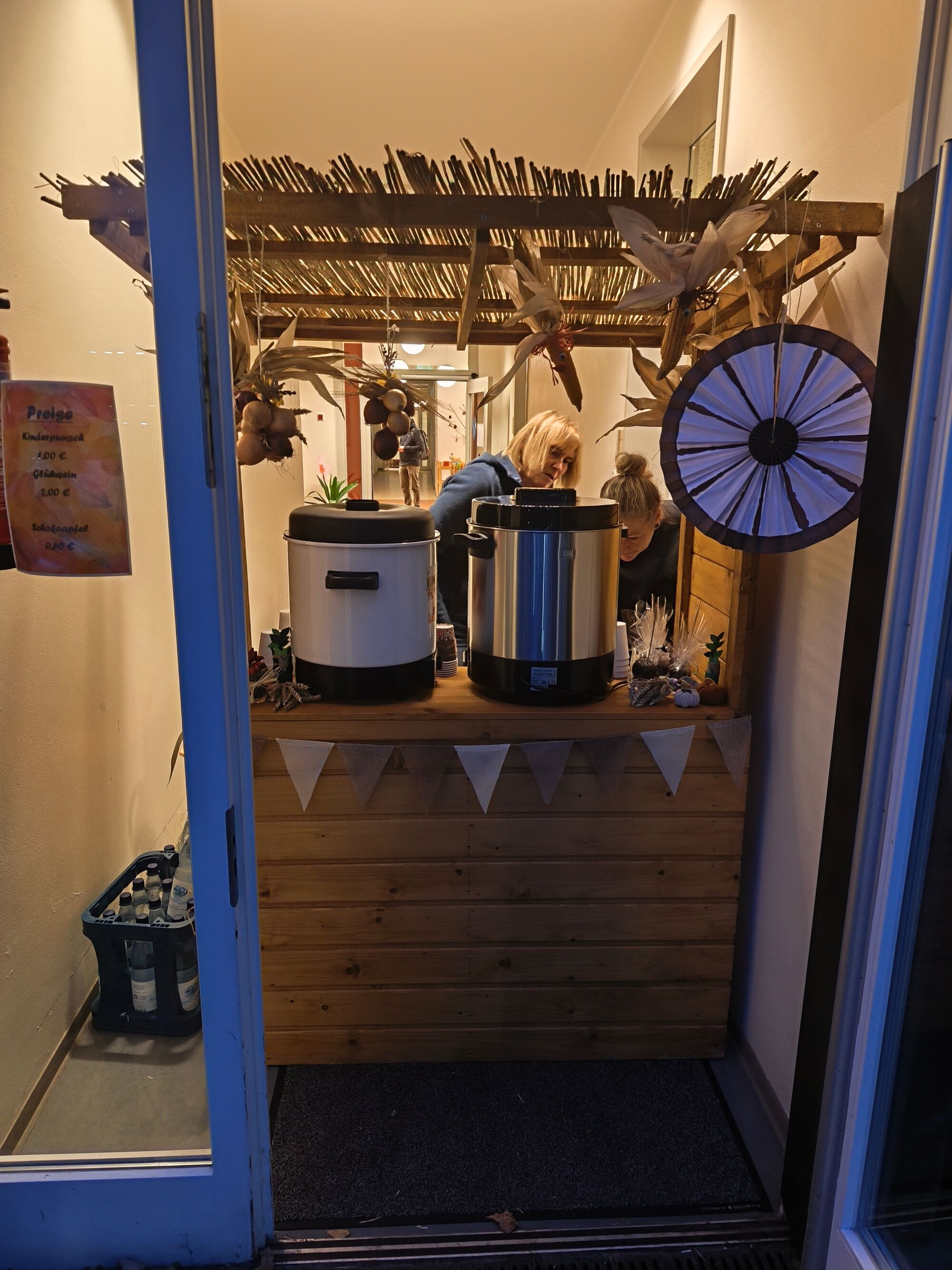 Ein dekorierter Verkaufsstand aus Holz mit großen Warmhaltekesseln für Kinderpunsch