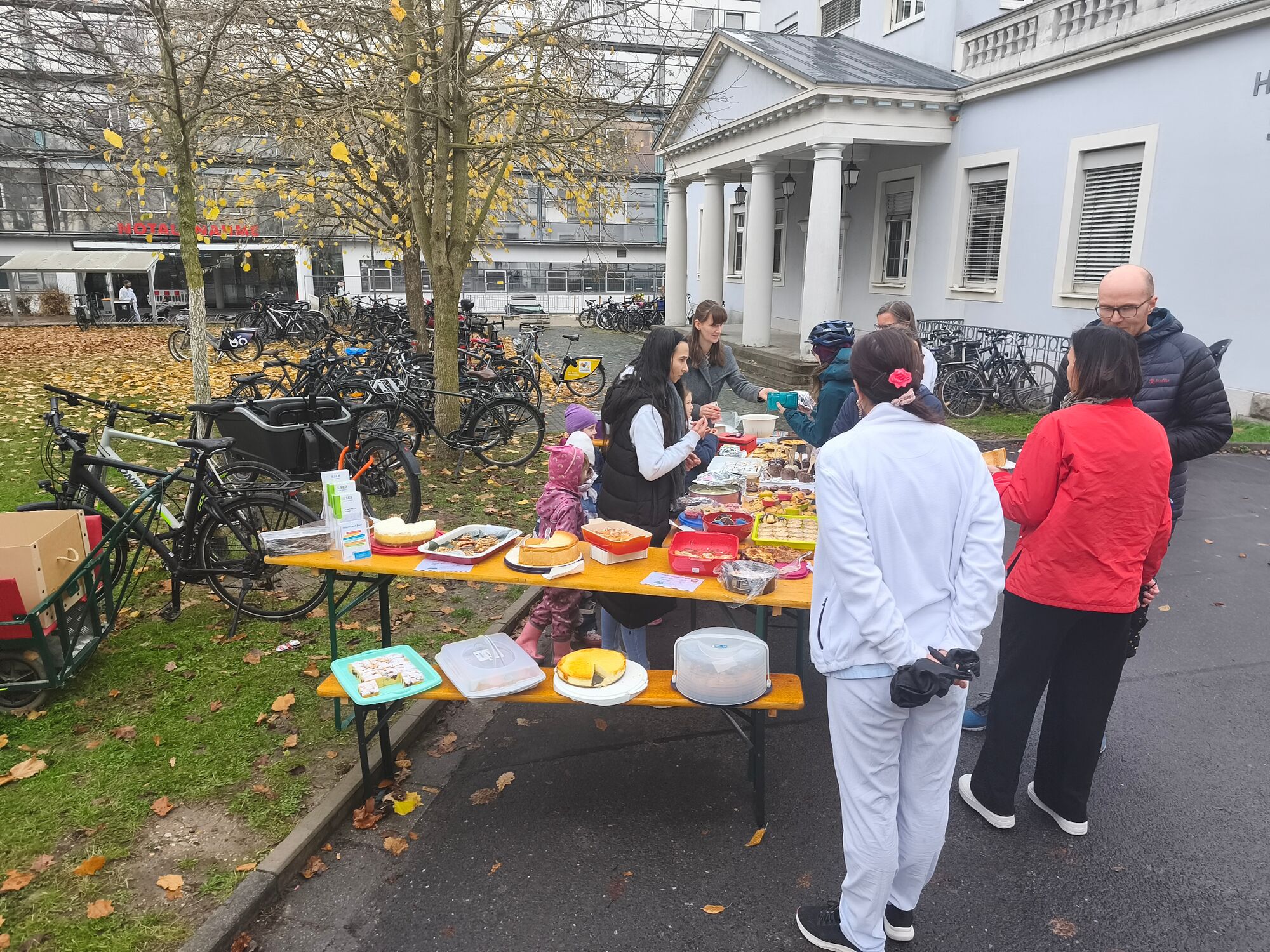 Menschen stehen neben den Verkaufstischen und unterhalten sich