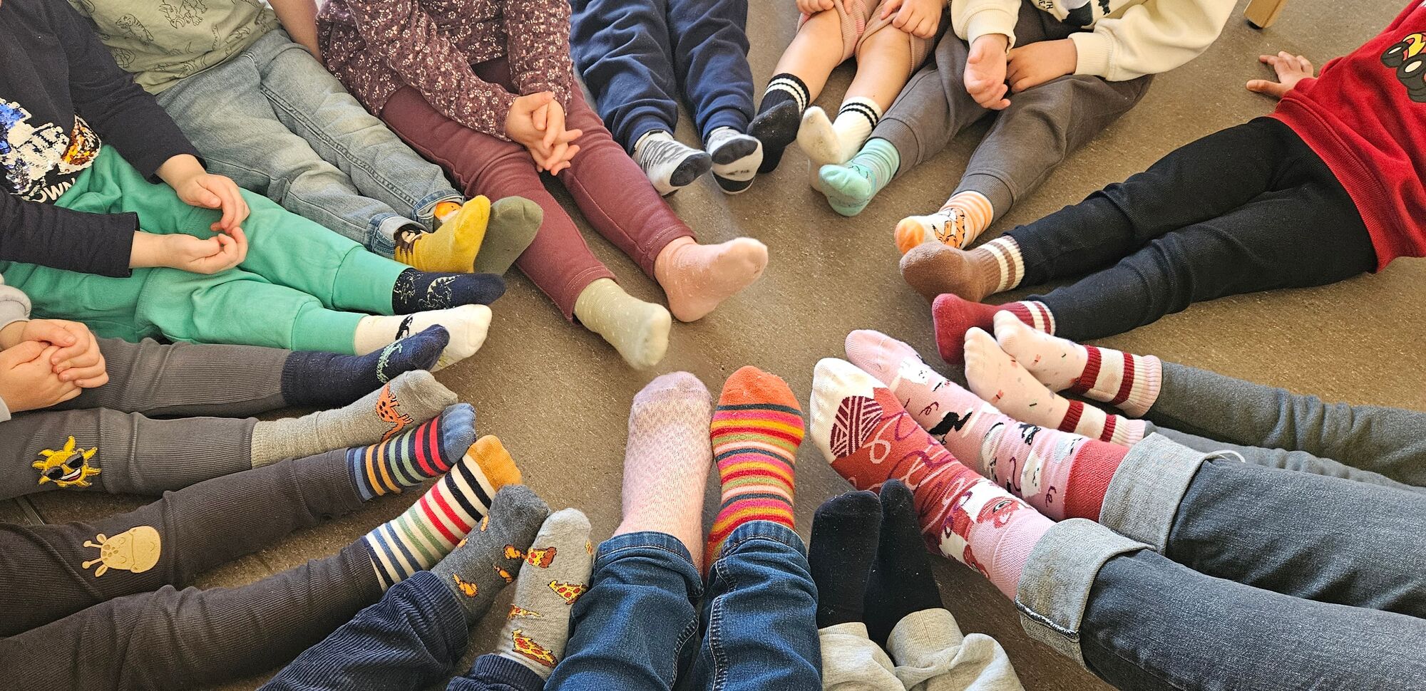 Viele Kinderf&uuml;&szlig;e mit bunten Socken