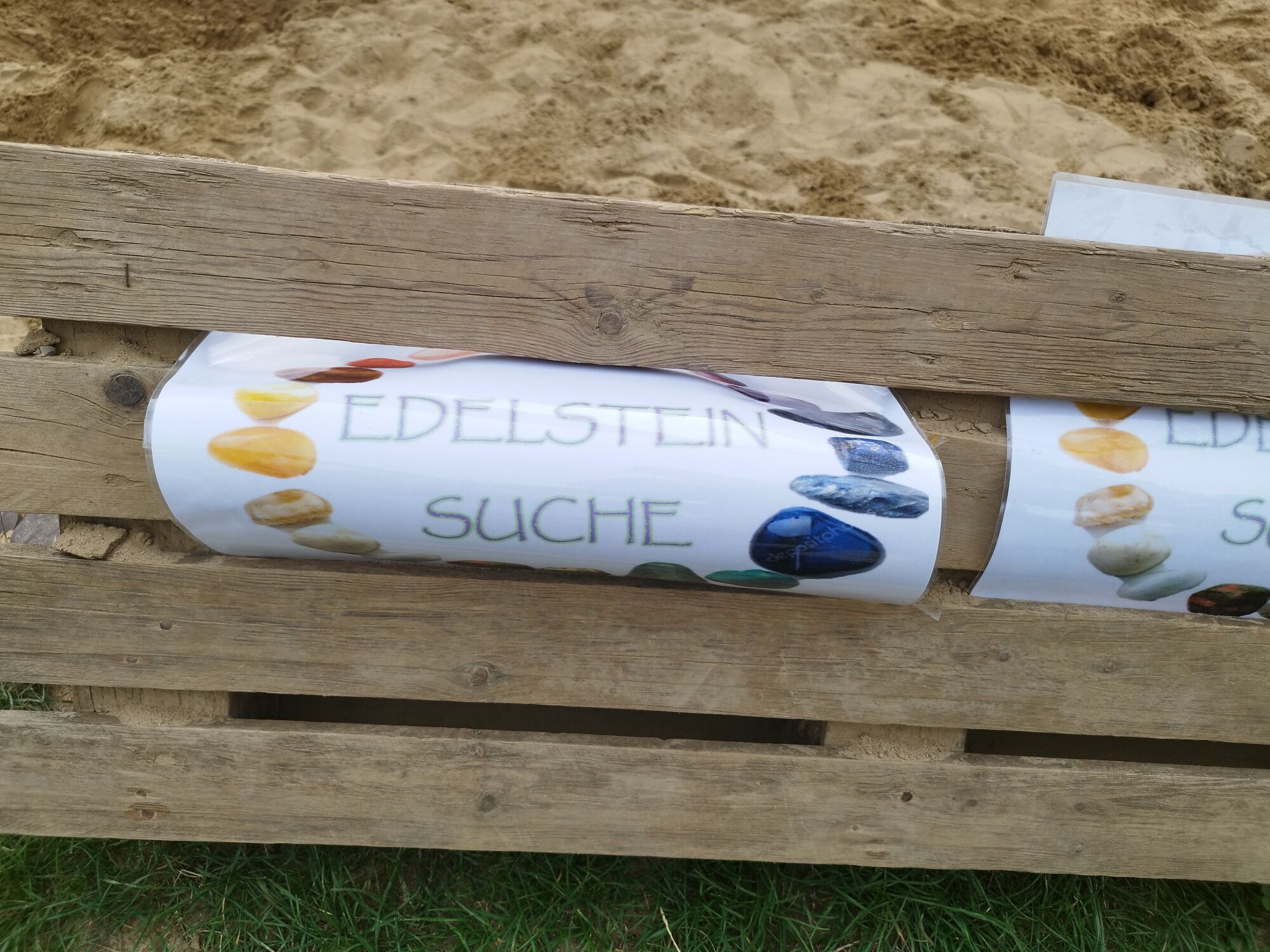 Ein Hinweisschild zur Edelsteinsuche