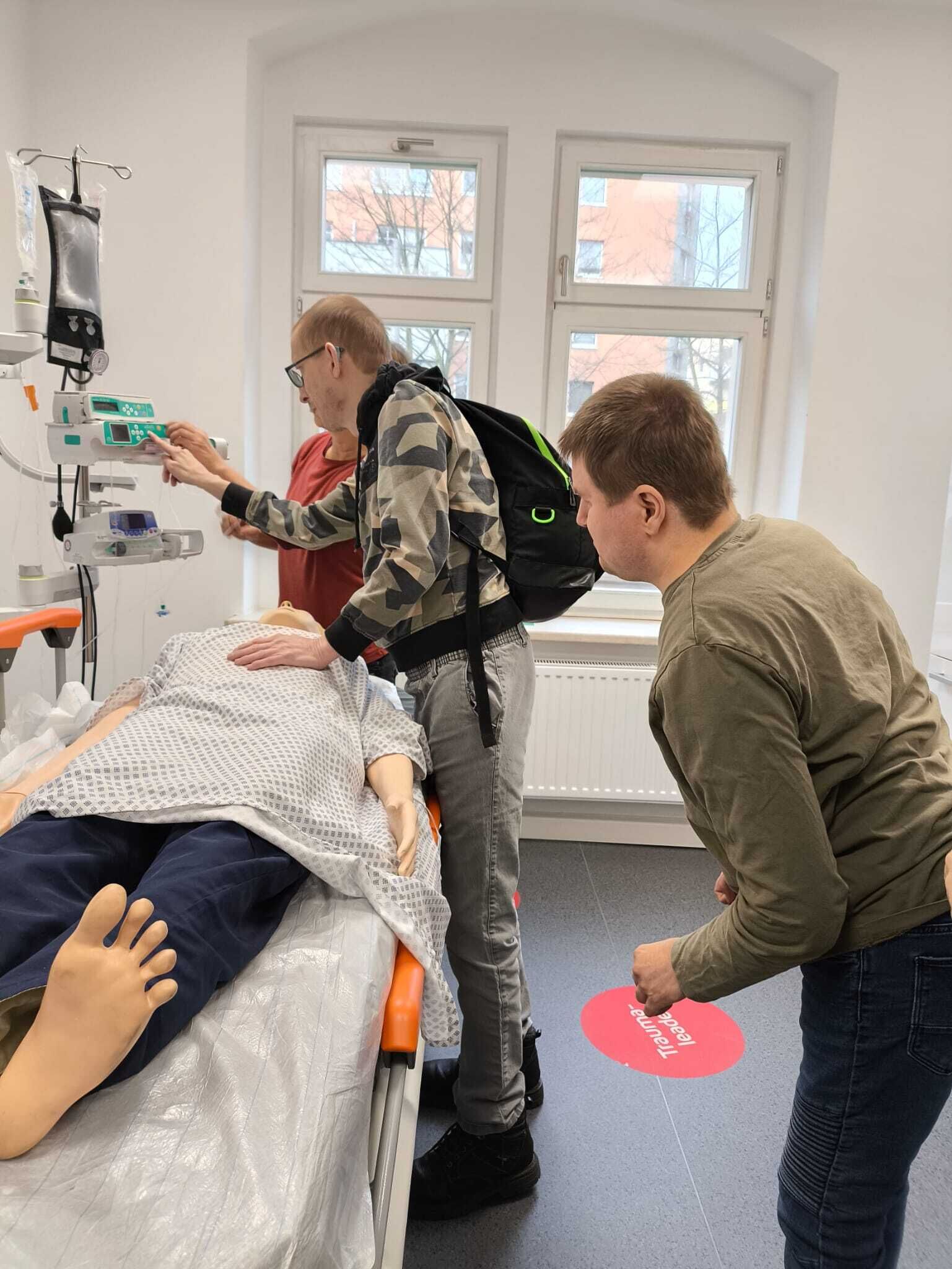 Eine Lebensgro&szlig;e Puppe liegt auf einer Liege und ist an medizinische Ger&auml;te angeschlossen