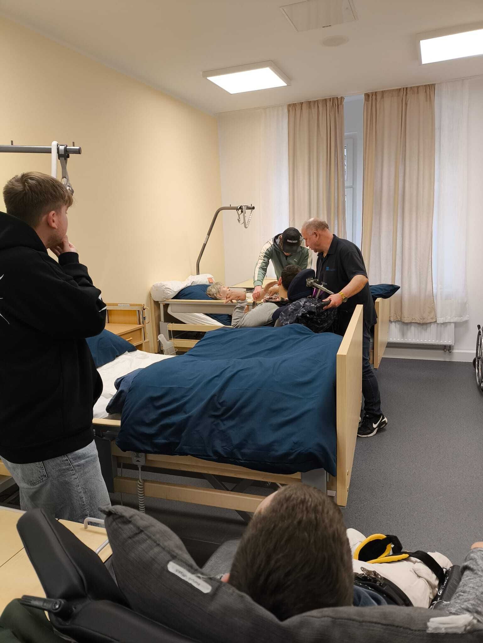 ein Raum ist mit Pflegebetten ausgestattet