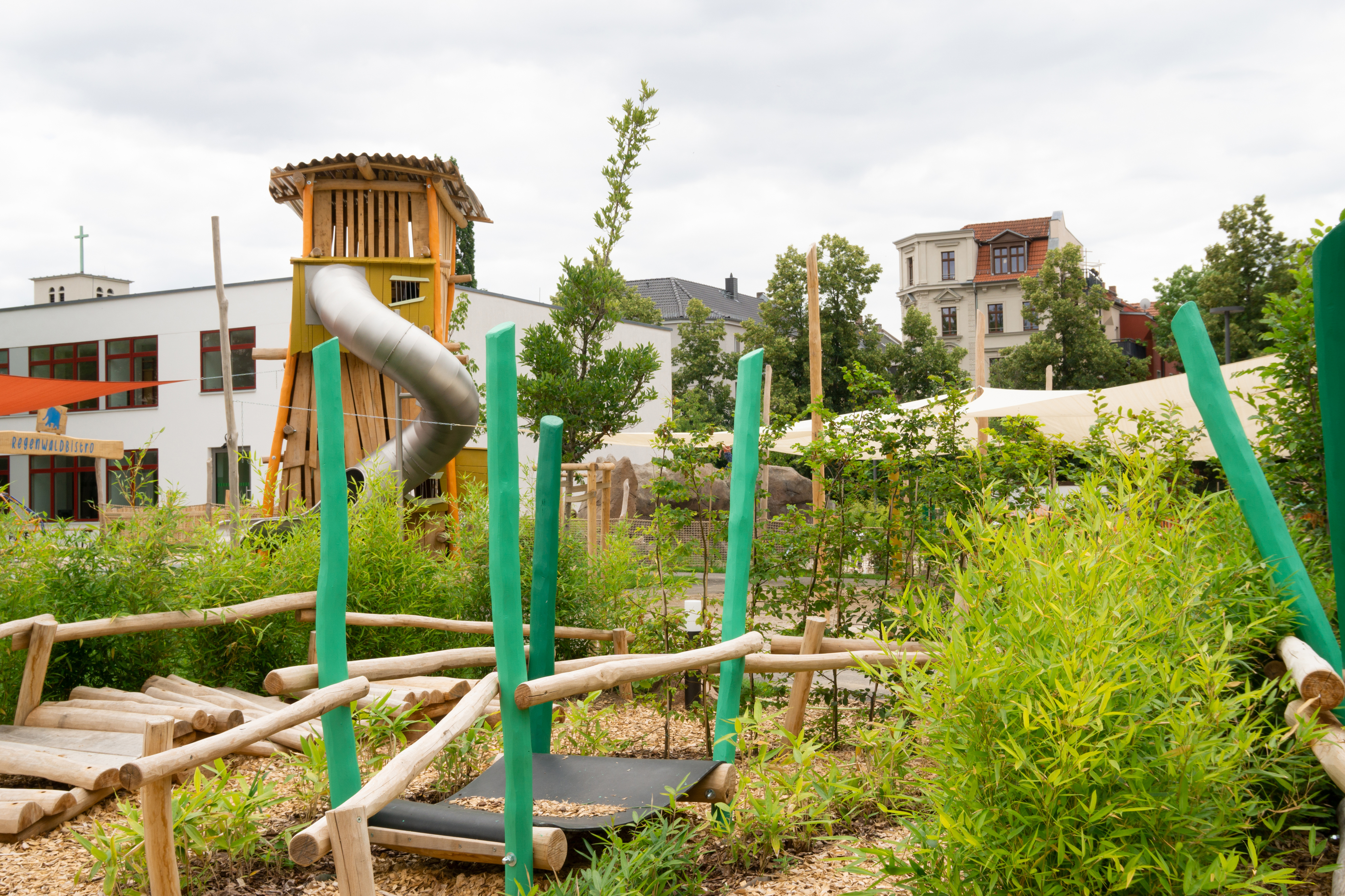 Spielplatz AbenteuerDorf mit RegenwaldBistro